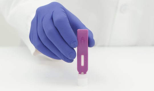 Un technicien utilise un test Neogen® Reveal® pour détecter les allergènes, l'un des nombreux dangers liés à la surveillance environnementale.