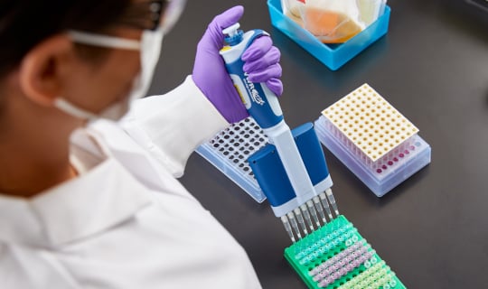 Un technicien utilise les tests de détection moléculaire Neogen® pour détecter les agents pathogènes.