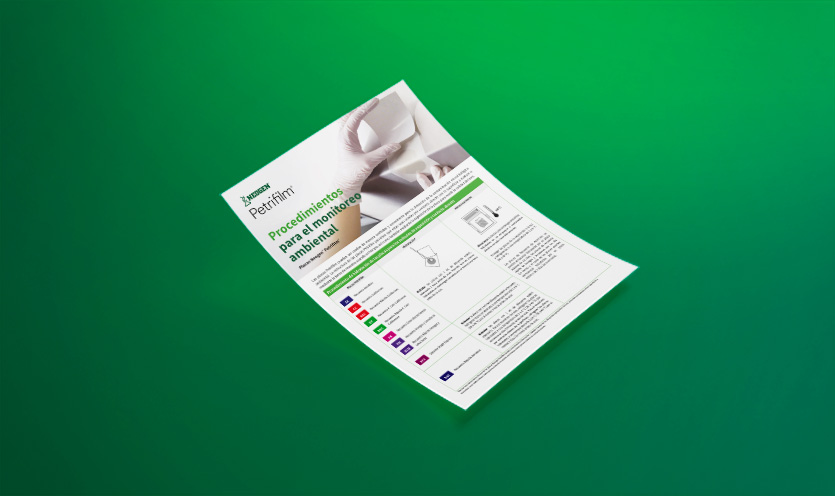 Mockup de documento titulado “Procedimiento de Monitoreo Ambiental”, que presenta placas Petrifilm para la detección de contaminación microbiana ambiental, con acentos verdes, flotando sobre un fondo verde sólido, destacando métodos de contacto directo, hisopado y muestreo de aire en programas de inocuidad alimentaria.