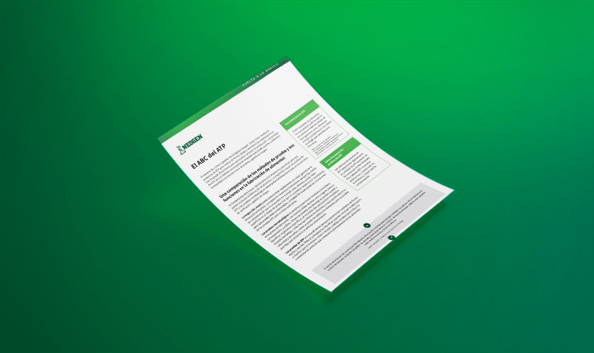 Mockup de documento titulado “Los ABC del ATP”, que presenta el sistema de monitoreo e higiene Neogen® Clean-Trace®, con acentos verdes, flotando sobre un fondo verde sólido, destacando el uso de pruebas ATP para verificar la limpieza, la inocuidad alimentaria y la gestión de riesgos en instalaciones de producción.