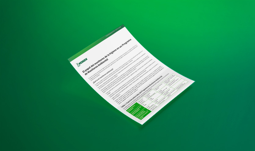 Mockup de documento titulado “El papel del monitoreo de higiene en un programa de monitoreo ambiental”, con acentos verdes, flotando sobre un fondo verde sólido, destacando el monitoreo de higiene para evaluar la efectividad de la limpieza y garantizar condiciones sanitarias en entornos de producción de alimentos y bebidas.